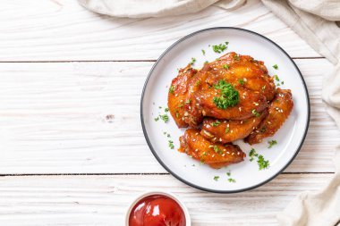 Beyaz susamlı ızgara tavuk kanadı.