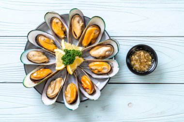 deniz ürünleri midye maydanoz ve limon ile
