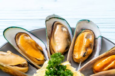 deniz ürünleri midye maydanoz ve limon ile