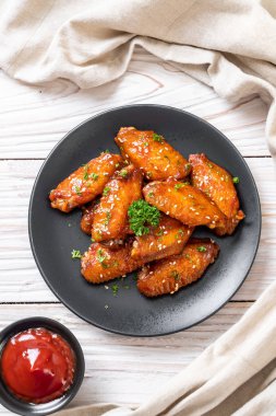 Beyaz susamlı ızgara tavuk kanadı.