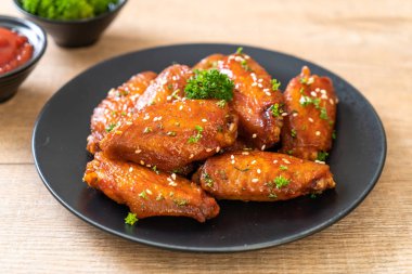 Beyaz susamlı ızgara tavuk kanadı.