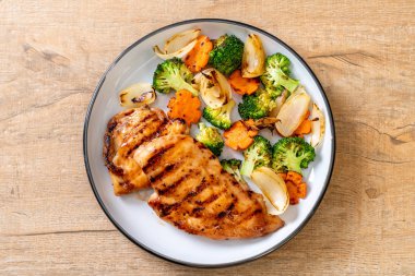 çukurunu tavuk göğsü biftek sebze (brokoli, havuç, soğan ile)