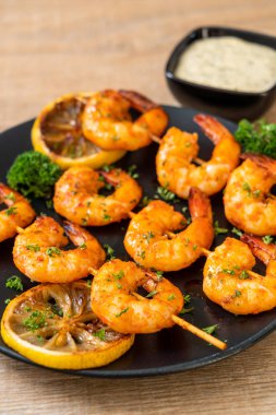 Limon - deniz ürünleri tarzı ile ızgara kaplan karides şiş