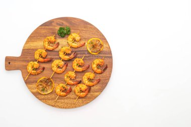 Beyaz arka plan üzerinde izole limon ile ızgara kaplan karides şiş