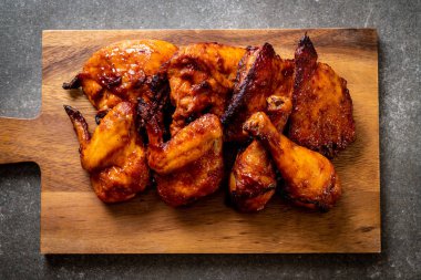 Masada ızgara ve ızgara tavuk.