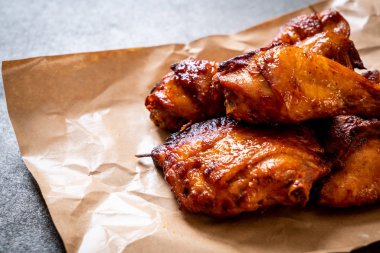 Masada ızgara ve ızgara tavuk.