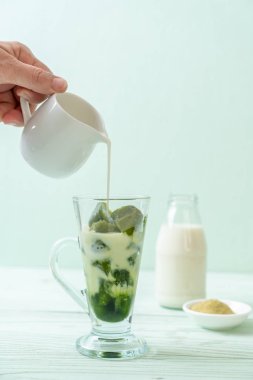 Matcha yeşil çay buzlu cam sütlü