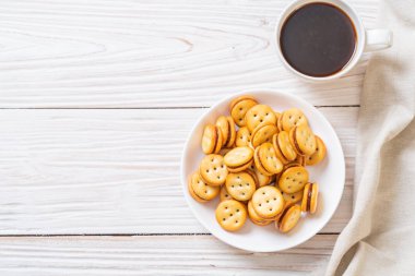 Hindistan cevizli bisküvi ve ananas reçeli.