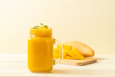taze mango smoothies - sağlıklı yiyecek ve içecek konsepti