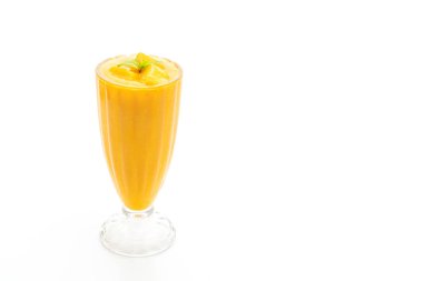 Beyaz arka plan üzerinde izole taze mango smoothies
