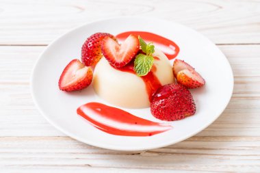 taze çilek - sağlıklı yemek ve tatlı ile yoğurt puding