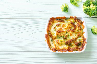 Peynirli fırında karnabahar ve brokoli graten