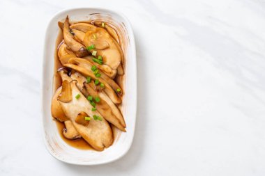 İstiridye soslu kızarmış kral istiridye mantarı. Sağlıklı, vejetaryen ya da vejetaryen yemek tarzı.