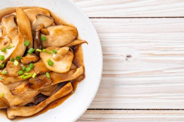 İstiridye soslu kızarmış kral istiridye mantarı. Sağlıklı, vejetaryen ya da vejetaryen yemek tarzı.