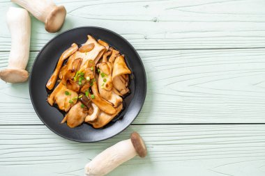 İstiridye soslu kızarmış kral istiridye mantarı. Sağlıklı, vejetaryen ya da vejetaryen yemek tarzı.