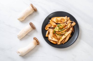 İstiridye soslu kızarmış kral istiridye mantarı. Sağlıklı, vejetaryen ya da vejetaryen yemek tarzı.