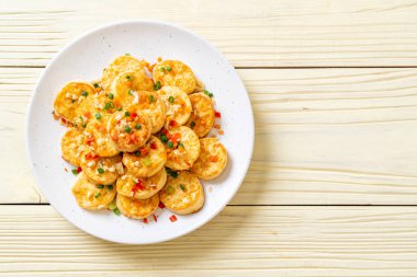 Sahanda yumurta yumuşak tofu sarımsak - sağlıklı, vegan ve sebze gıda tarzı