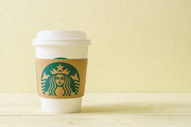 Bangkok, Tayland - 5 Haziran 2018: Beyaz kahve fincanı Starbucks logosu üzerinde tahta arka plan ile. Starbucks dünyanın en büyük kahve evi 61 ülke içinde 20.000'den fazla mağaza ile mi.