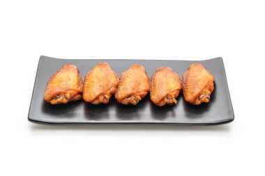 Beyaz arka plan üzerinde izole Barbekü tavuk kanadı