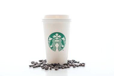 Bangkok, Tayland - 5 Haziran 2018: Beyaz kahve fincanı beyaz arka plan üzerinde izole Starbucks logosu ile. Starbucks dünyanın en büyük kahve evi 61 ülke içinde 20.000'den fazla mağaza ile mi.