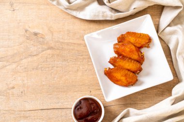 Barbekü tavuk kanadı sosu ile