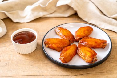 Barbekü tavuk kanadı sosu ile