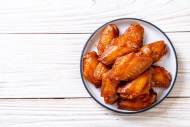 Barbekü tavuk kanadı sosu ile