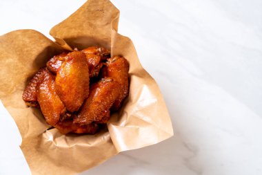 Barbekü tavuk kanadı sosu ile