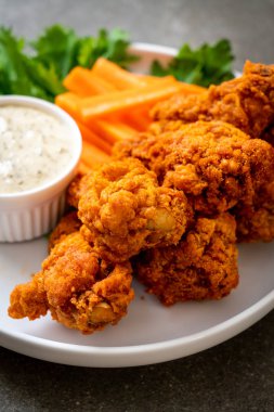 Sebzeli kızarmış tavuk kanadı.