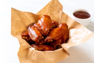 Barbekü tavuk kanadı sosu ile