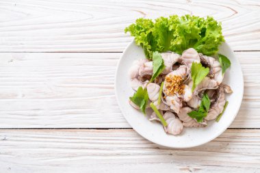 Soslu ve sebzeli haşlanmış balık sosu.