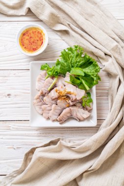 Soslu ve sebzeli haşlanmış balık sosu.