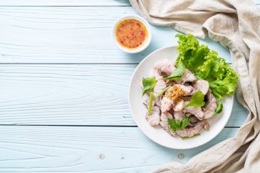 Soslu ve sebzeli haşlanmış balık sosu.