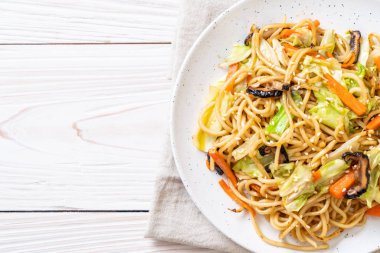 tavada kızartılmış yakisoba noodle sebzeli - vegan ve vejetaryen yiyecekler
