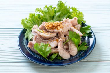 Soslu ve sebzeli haşlanmış balık sosu.