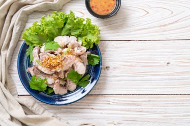 Soslu ve sebzeli haşlanmış balık sosu.