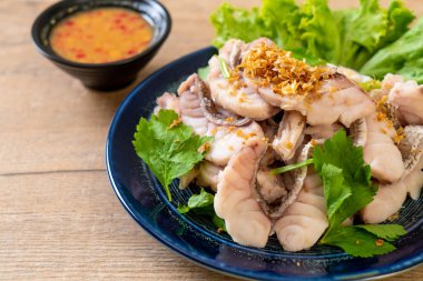 Soslu ve sebzeli haşlanmış balık sosu.