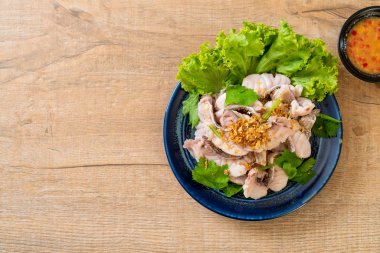 Soslu ve sebzeli haşlanmış balık sosu.