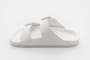 Kadınlar beyaz arka plan üzerinde izole sandalet deri