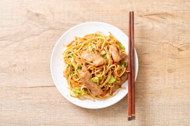 tavada kızartılmış yakisoba noodle pork - Asya gıda tarzı ile