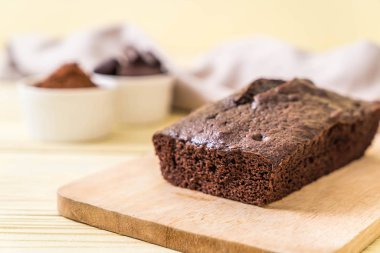 ahşap zemin üzerine çikolatalı browni kek