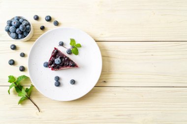 Ahşap arka planda ev yapımı yaban mersinli kek.