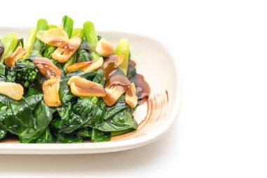 Beyaz arka plan üzerinde izole sarımsaklı istiridye soslu kızarmış Hong Kong Kale heyecan