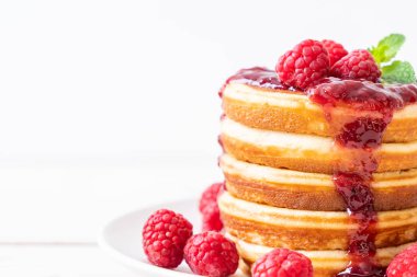 Taze ahududu ve frambuaz sos ile gözleme