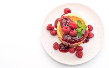 Taze ahududu ve beyaz arka plan üzerinde izole frambuaz sos ile gözleme