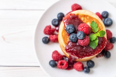 Taze ahududu ve yabanmersinli gözleme.