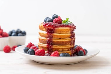 Taze ahududu ve yabanmersinli gözleme.