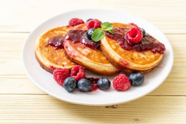 Taze ahududu ve yabanmersinli gözleme.