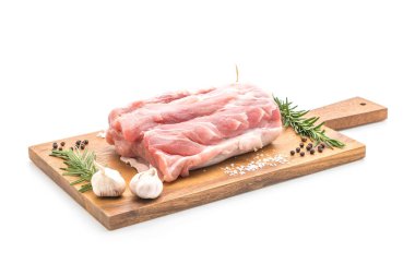 Beyaz arka planda izole edilmiş taze domuz filetosu.