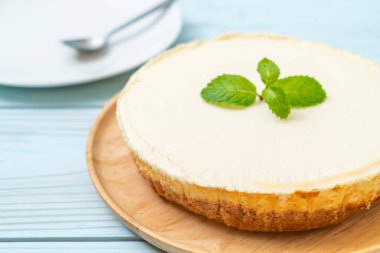 Ahşap zemin üzerine nane ile ev yapımı cheesecake